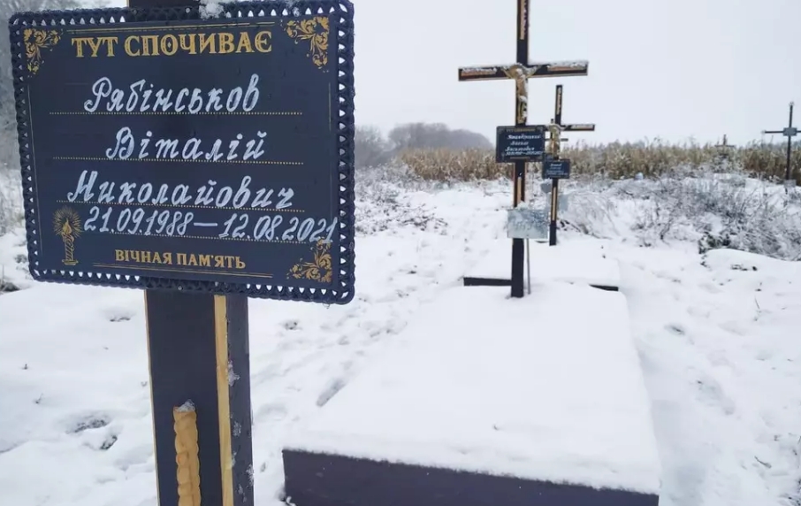 Однакові хрести з номерами в полі кукурудзи: як в Україні ховають бездомних